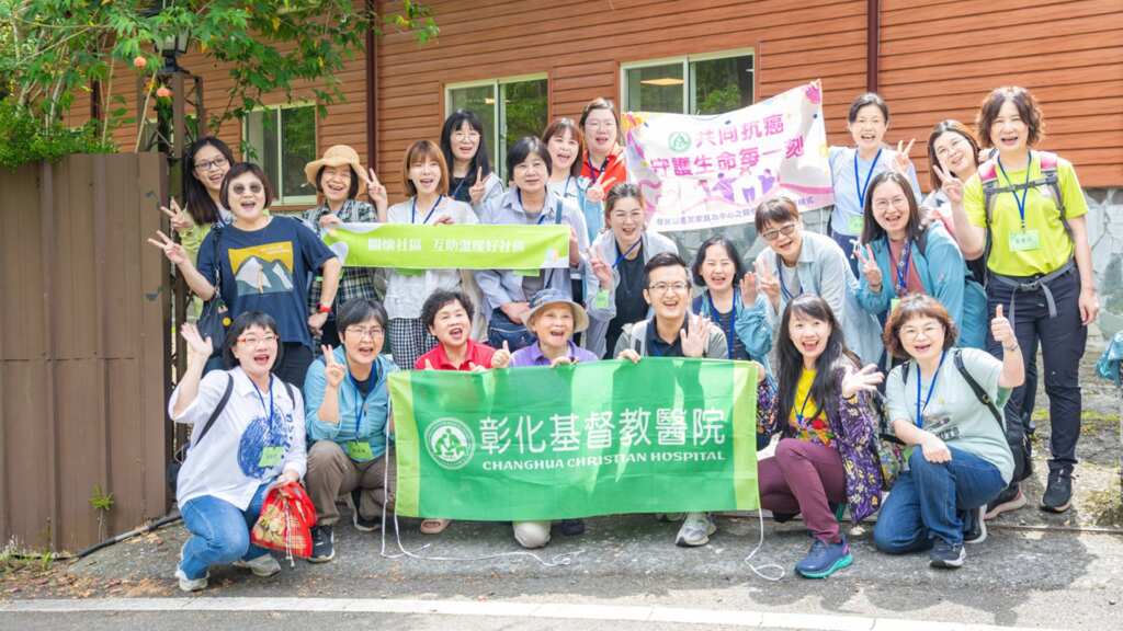 ▲ 彰基社區健康促進組為提升醫護陪伴癌友復原力,日前邀請台灣森林療癒大師林一眞博士,帶領前往大雪山富麗農場體驗大自然與人我的連結,抒發內心感受與情緒。(彰化基督教醫院提供)