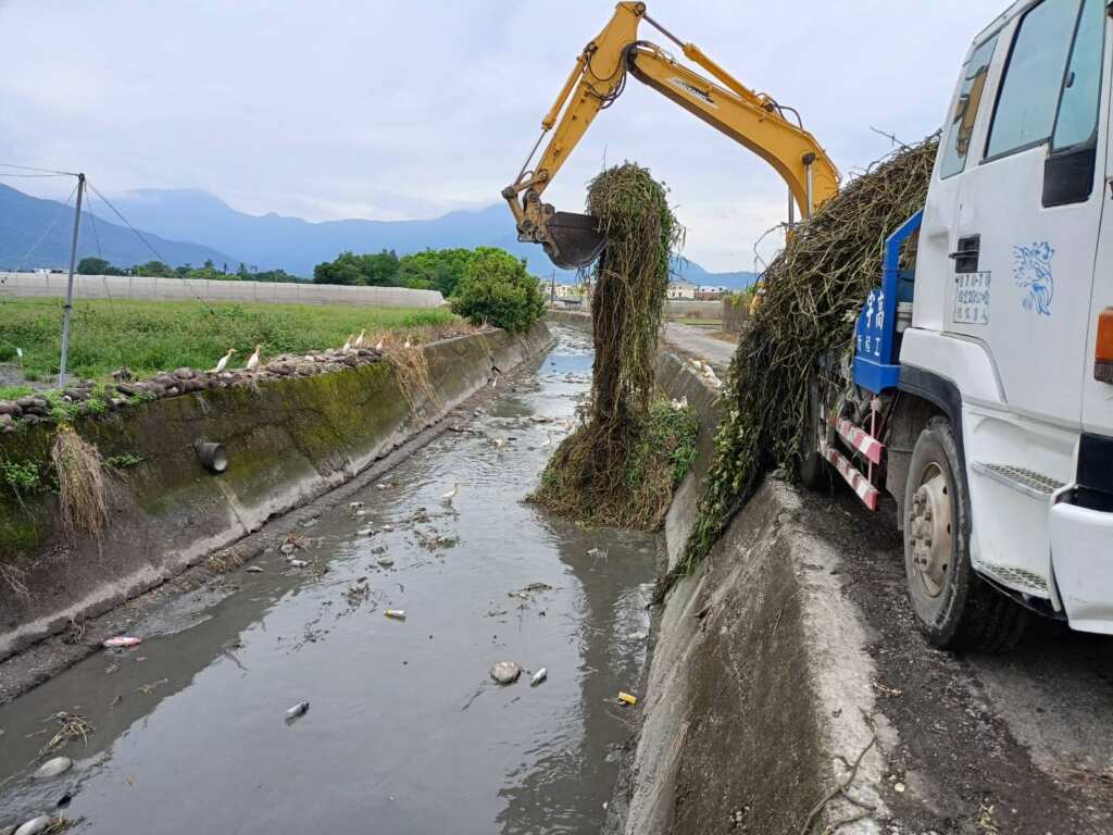 ▲高樹埔羌溪排水河道雜草清疏移除作業。(屏東縣水利處提供)