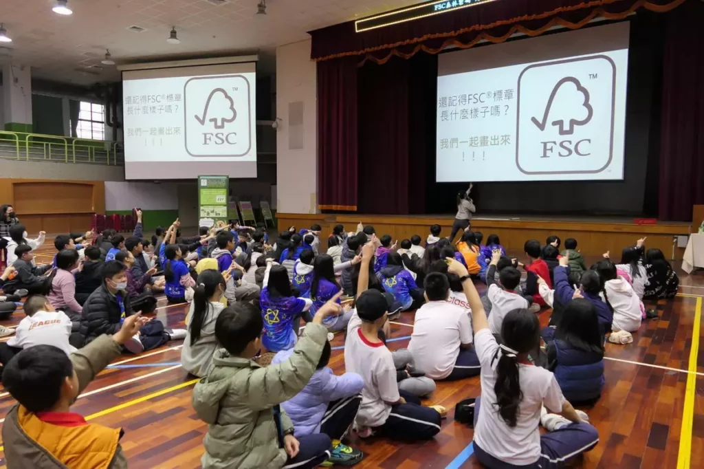 舒潔品牌攜手環保組織前進校園,紮根推廣永續森林與綠色消費概念,10餘年來持續培育校園護林尖兵,迄今已影響18萬名學生-