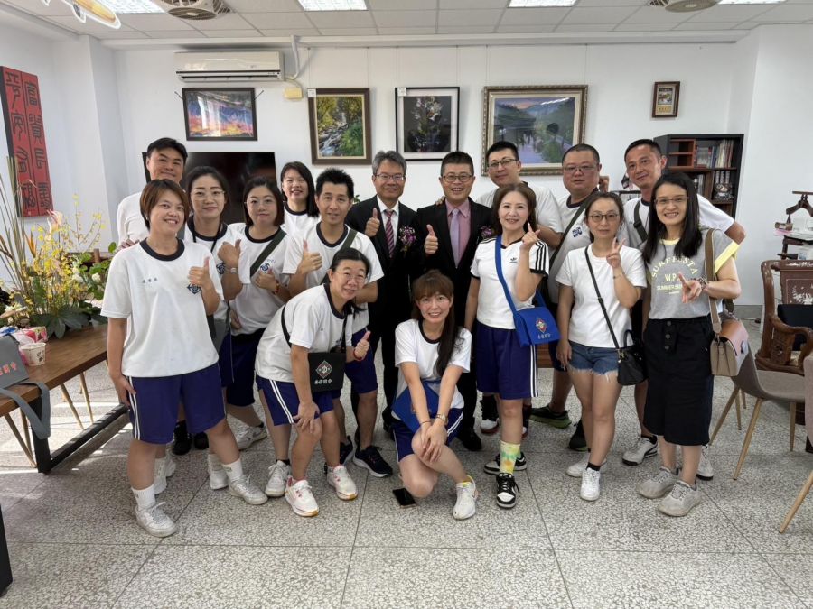苗栗公館國中畢業典禮 家長身穿制服見證孩子成長旅程