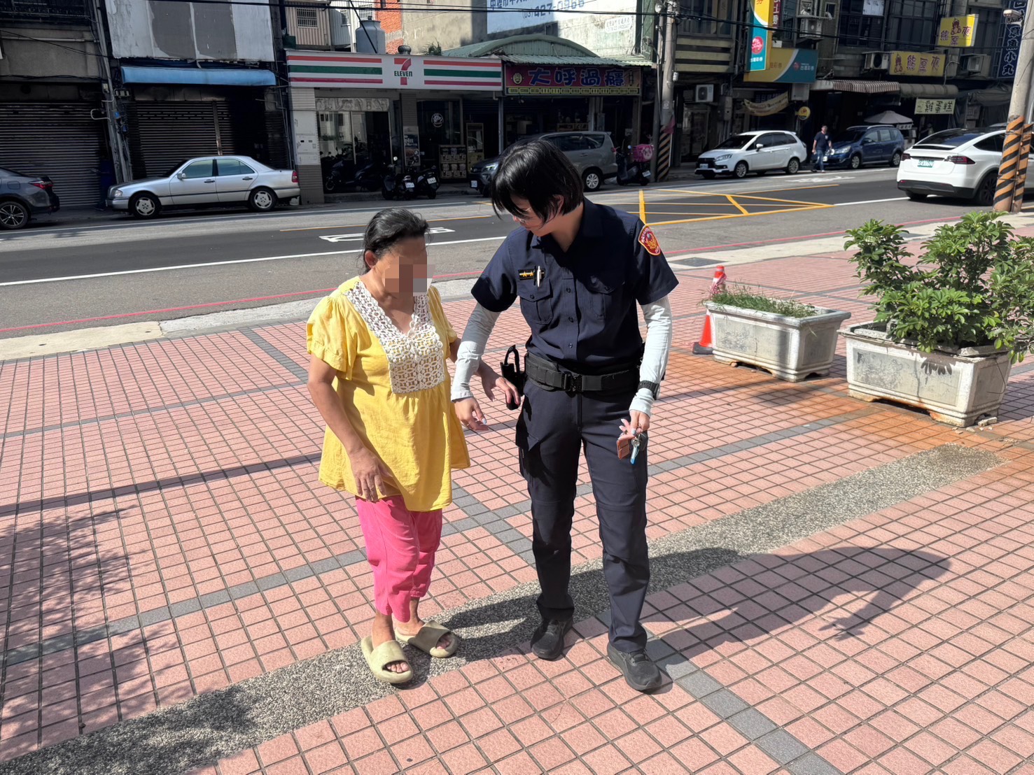 印尼籍外配迷路 新屋警民熱心伸援 S 74743860 0