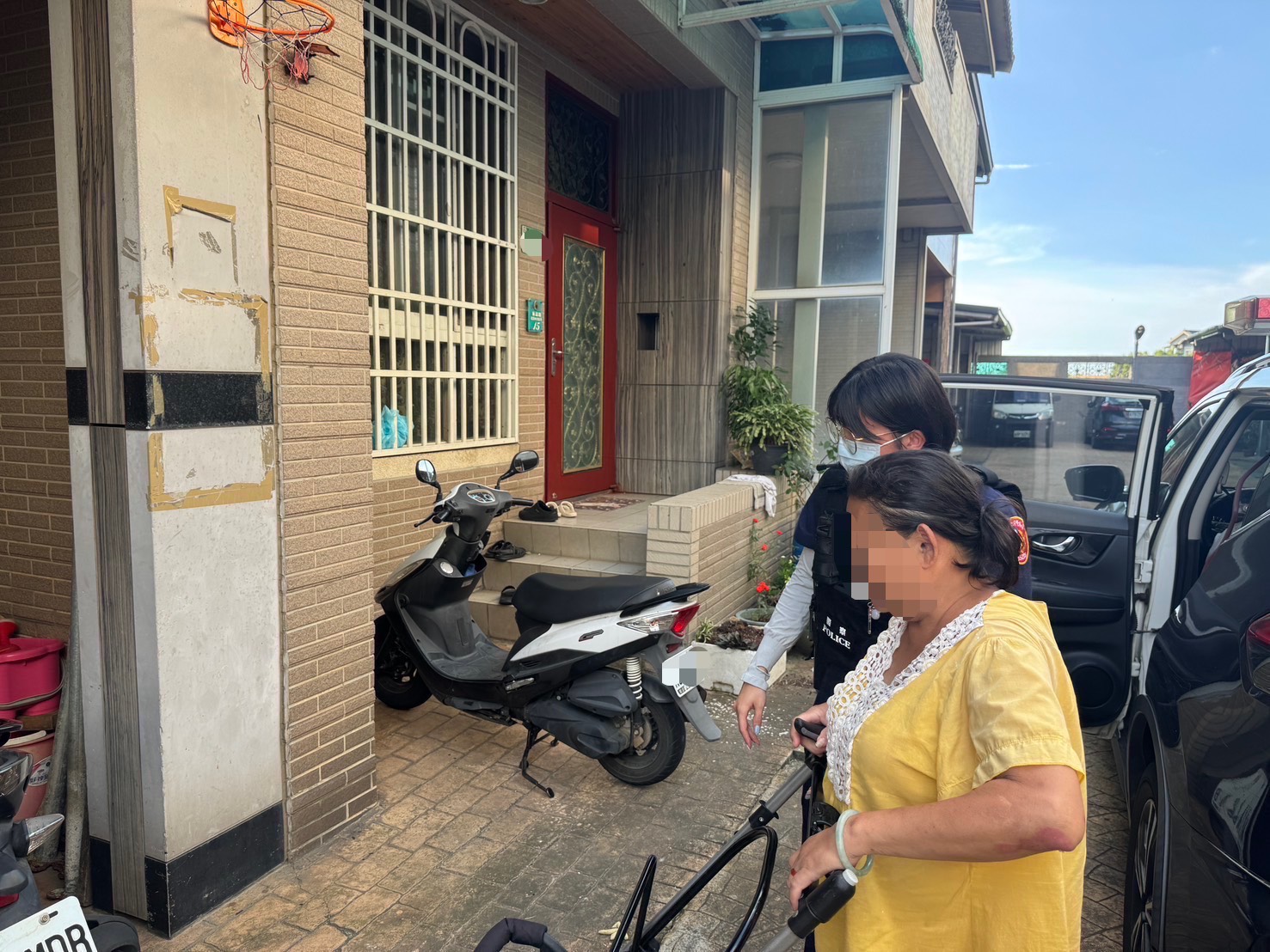 印尼籍外配迷路 新屋警民熱心伸援 S 74743862 0