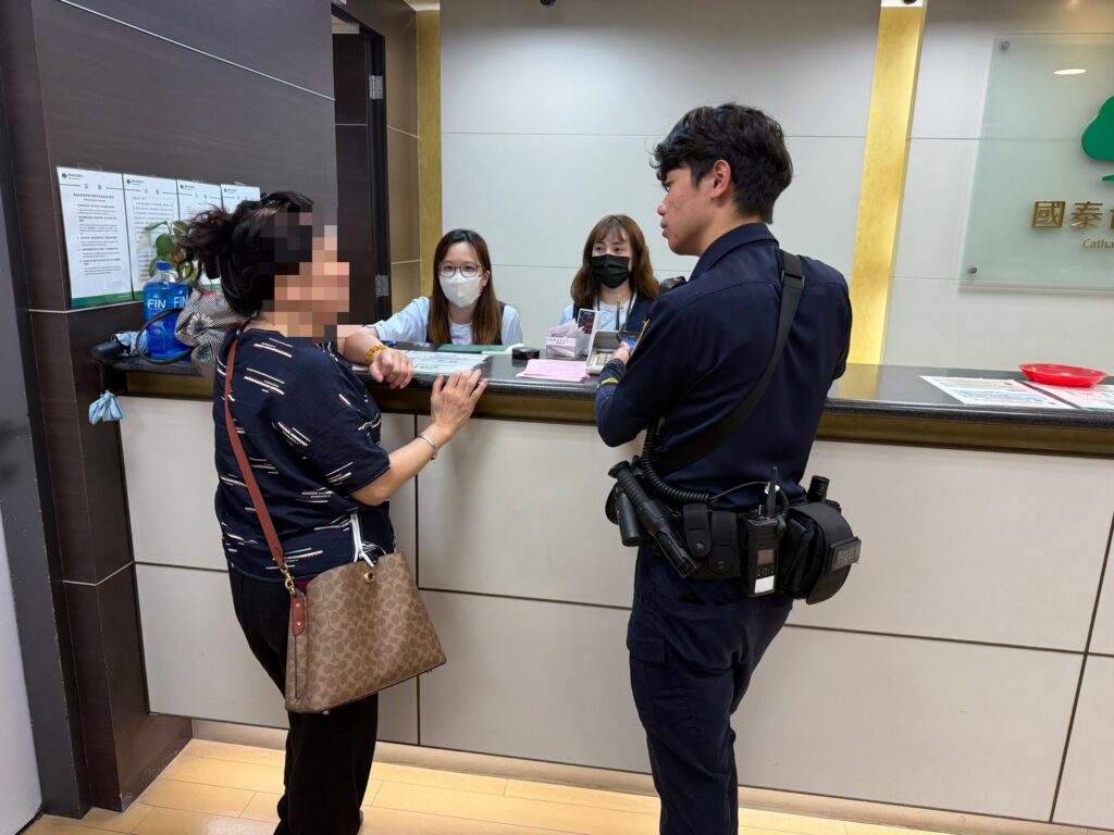警方即時攔阻民眾遭詐。(記者薛秀蓮翻攝)