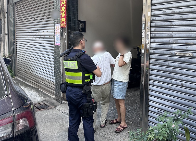 ▲員警送阿公返家時,太太站在門口焦急等待不見人影的老伴。
