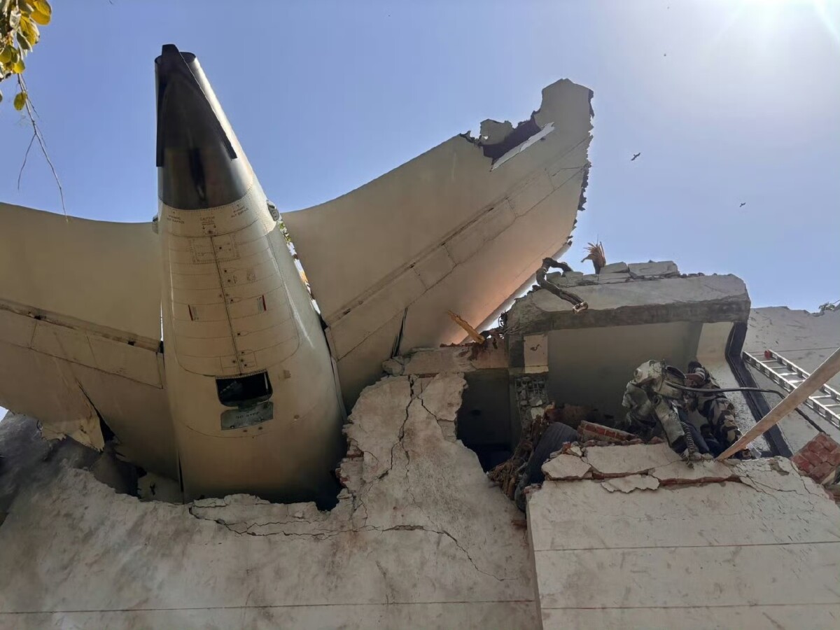▲印度航空一架787 客機失事撞進艾哈邁達巴德當地著名醫學院 B.J. Medical College(BJMC)的宿舍區。