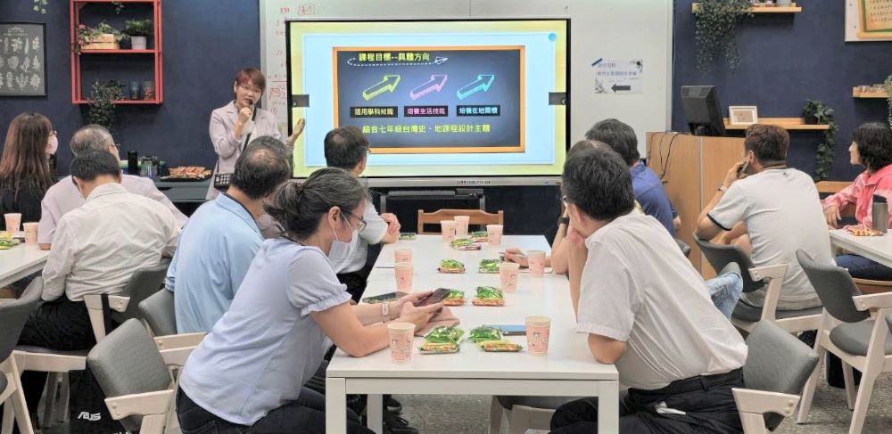 重現「香花之鄉」 三蘆20校攜手永續教育課程 4 《圖說》鷺江國中社會領域科教師 帶領學生進行校本彈性課程認識蘆洲百年香花--秀英花。〈教育局提供〉
