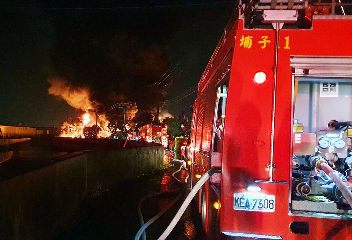 桃園市蘆竹區大新路資源回收廠大火 造成國道二號行車困難