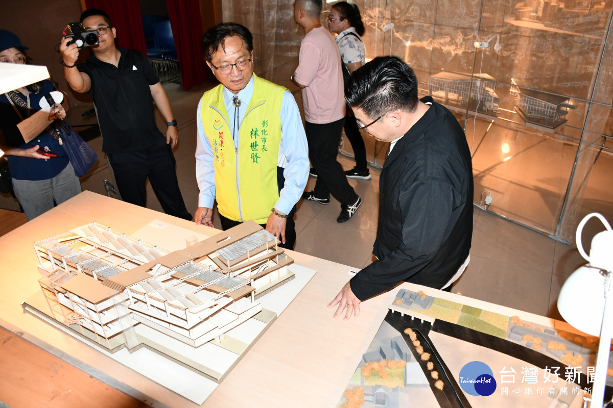 林世賢市長偕同協同策展人郭聖傑老師（右）審視彰化市城市規劃展中的模擬設計。圖／記者鄧富珍攝