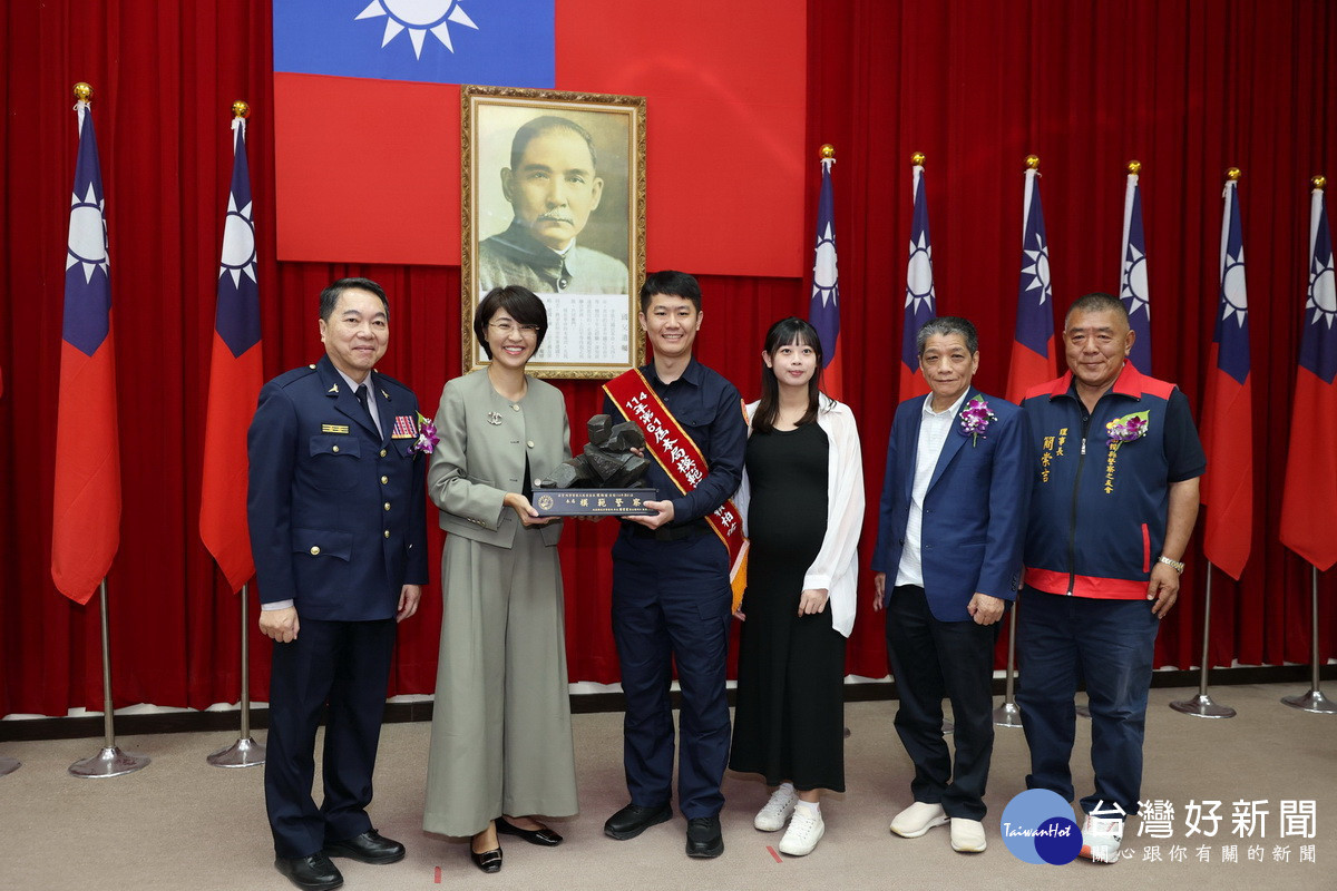 許縣長頒獎表揚縣模範警察賴柏佑。(縣府提供) <br /><br /> <br /><br />