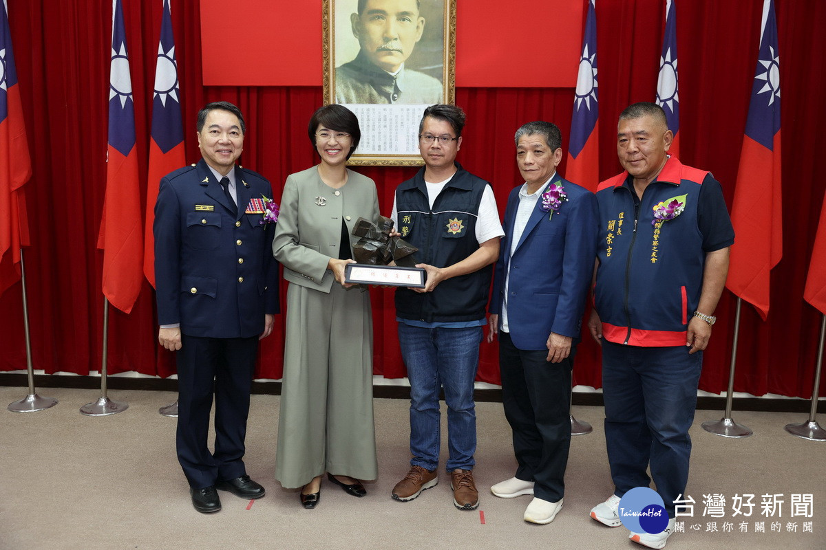 17名績優人員受表揚。(縣府提供)