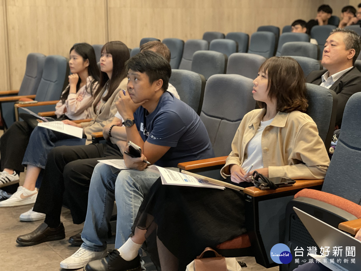 中原專題發表現場,評審委員專注審視學生提案內容,展現產學對接的高度重視。
