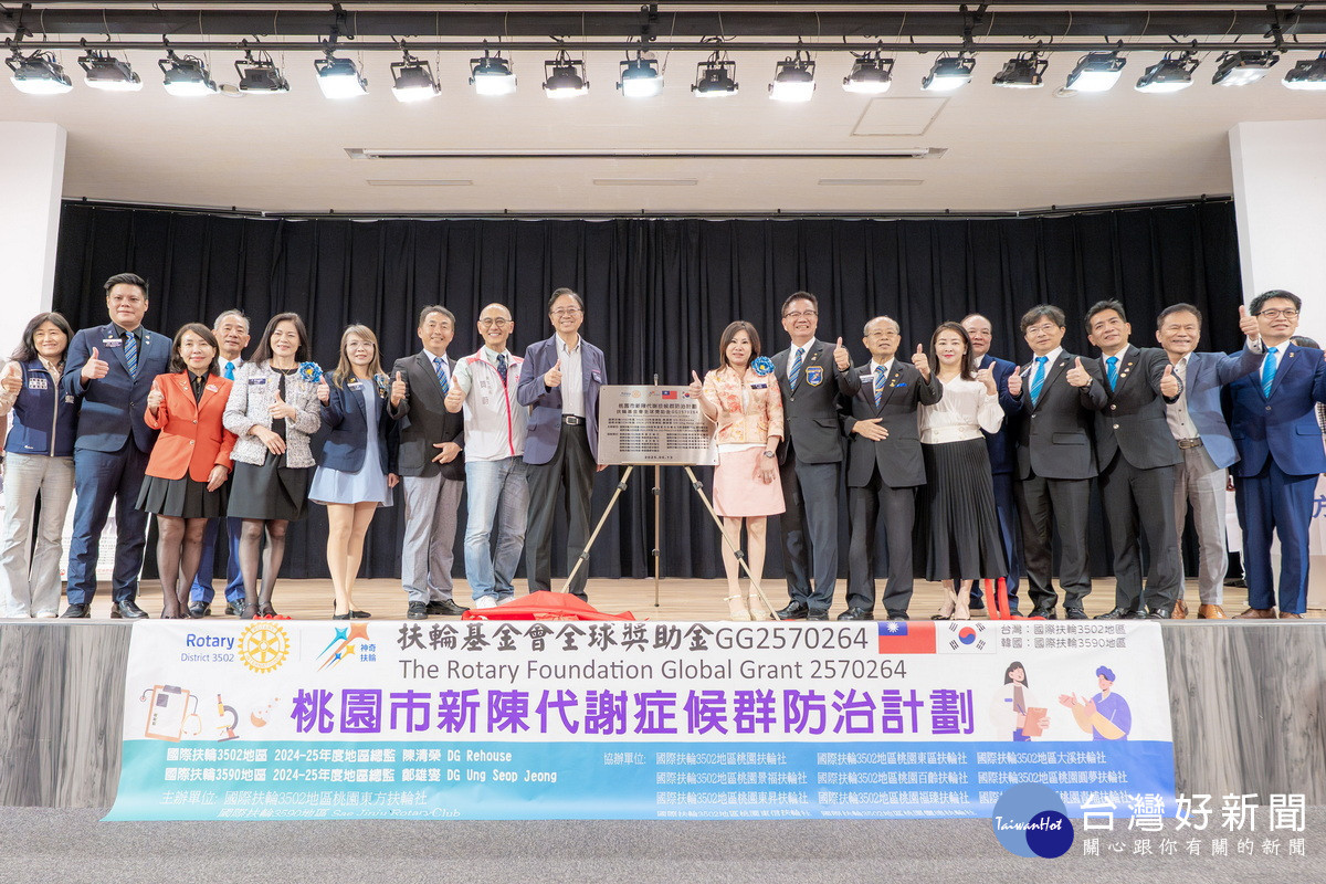 桃園市長張善政出席「國際扶輪3502地區捐贈體組成分析儀與彩色眼底掃描儀」儀式。<br /><br />