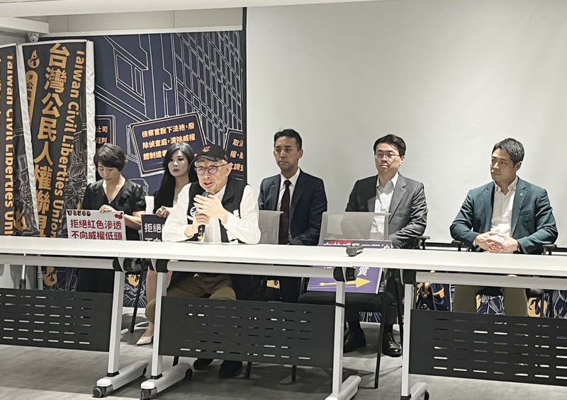 曹興誠(前)13日宣布成立組成「反共律師團」,協助遭法律與人身威脅的罷團。中央社