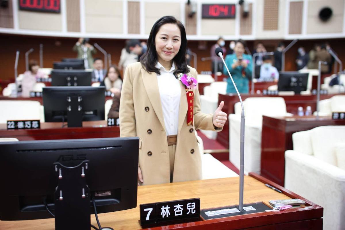 林杏兒接獲陳情,指有一市民在中國出生長大、領有中國身分證甚至還加入共青團,卻仍接到兵單,被要求回來當兵,恐有國安問題。翻攝林杏兒臉書