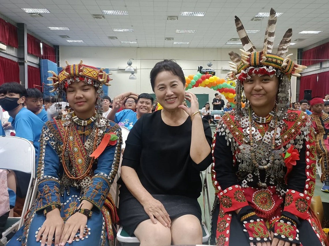 偏遠高泰國中 原住民學生傳統服裝盛裝出席