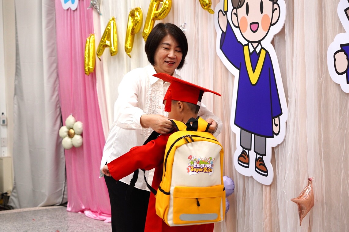 周春米縣長為幼兒園畢業生揹上書包 祝福小一新生踏上學習旅程