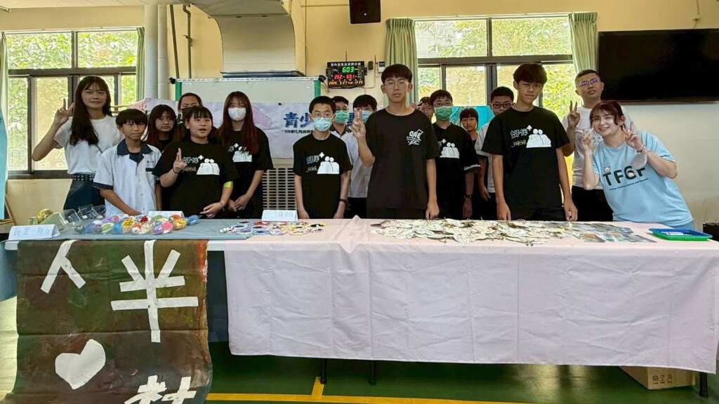 ▲彰化家扶與埔心國中合作,持續推動青少年社團「人半心社」,在期末社團成果展透過靜態作品的方式呈現,讓學校師生看見他們的努力與改變。(彰化家扶提供)