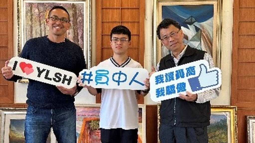 ▲員林高中校長楊豪森相信吳泰均同學上大學後一定更傑出,在電機的專業發展上,未來一定是台灣之光。(員林高中提供)