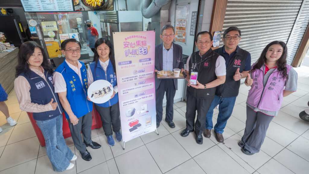 ▲桃園市副市長王明鉅至愛心店家兌換餐食。(桃園市政府提供)