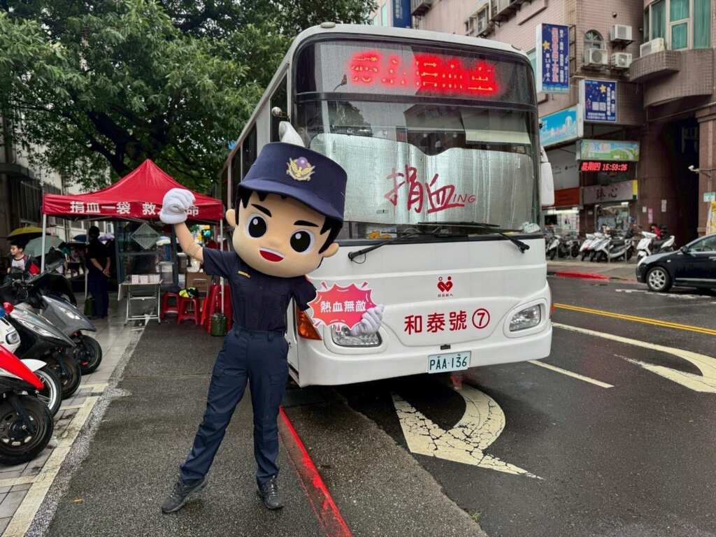 ▲捐血車進駐北投分局前響應捐血活動發揮博愛精神。(臺北市政府警察局提供)