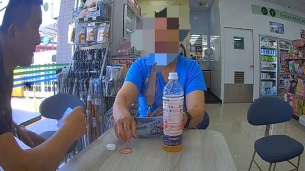 ▲女子欲購買高額遊戲點數,疑似遭詐騙,警方趕赴現場即時勸阻,成功攔阻民眾損失新臺幣3萬元。(彰化警方提供)