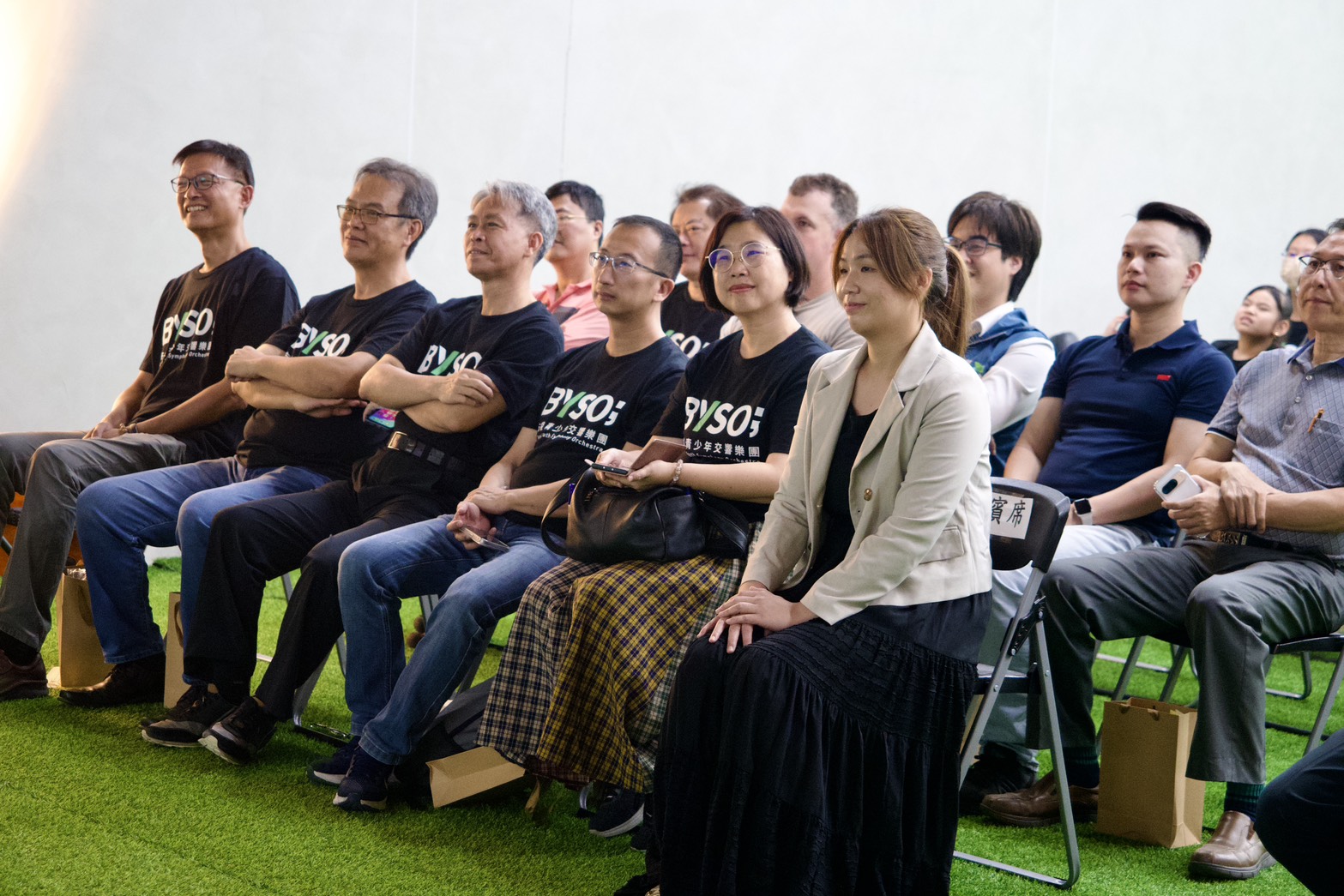 台灣科藝文教協會理事長蕭愉霈(右一)與BYSO五校校長。圖/布袋青少年交響樂團提供