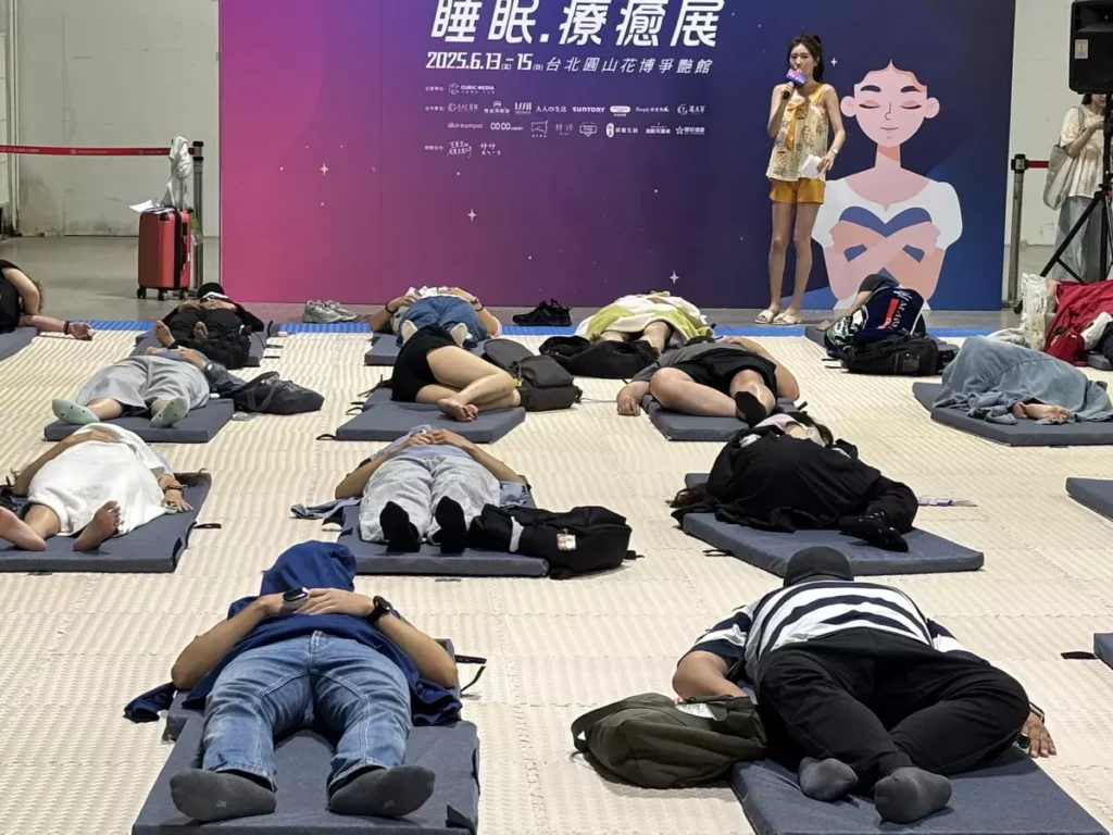 為了爭奪睡覺大賽冠軍寶座，300名挑戰者，6月13日早上現身花博爭豔館「2025睡眠.療癒展」，帶著各自道具法寶「躺平」一決高下
