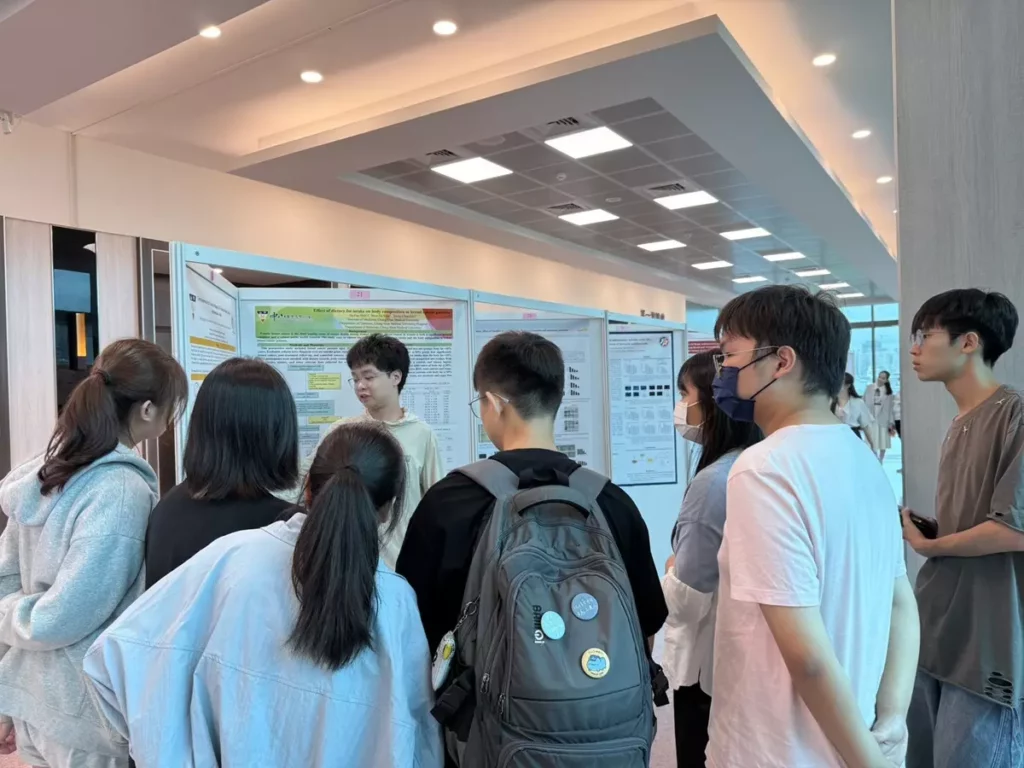 中山醫大舉辦「高齡精準食品創新國際研討會」設置學術海報展區,吸引學生駐足聆聽交流研究成果。(圖/中山醫大提供)