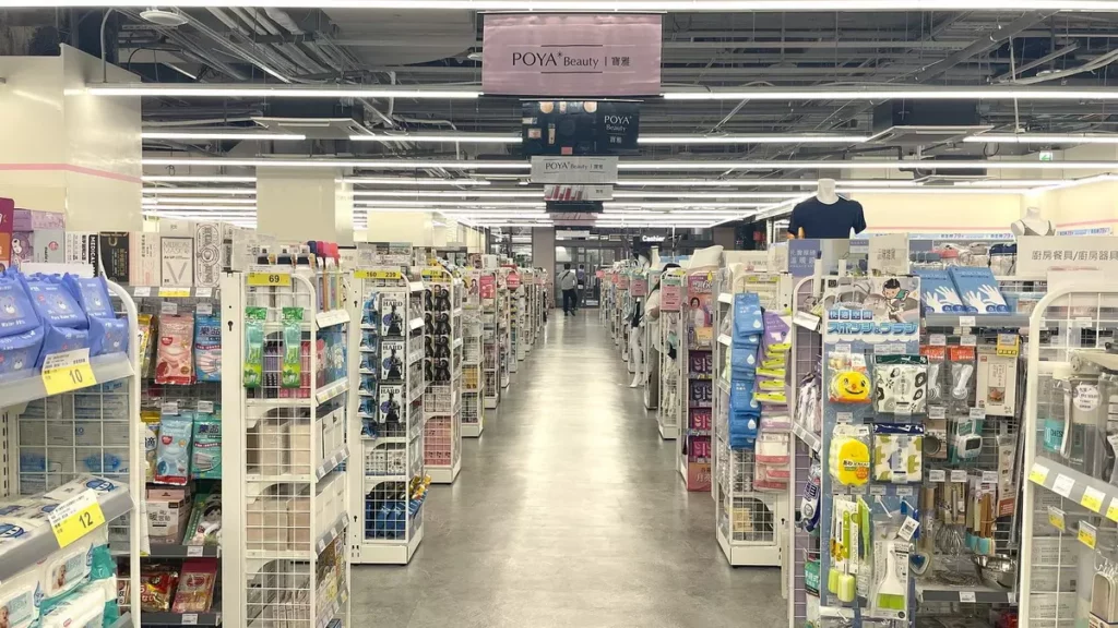 全新「寶雅中和景平店」是品牌推動門市升級新型態的重要據點之一,不只空間更明亮、動線更清楚,陳列商品的方式也更貼近消費者需求,6/12、13試營運就吸引許多女性消費者。