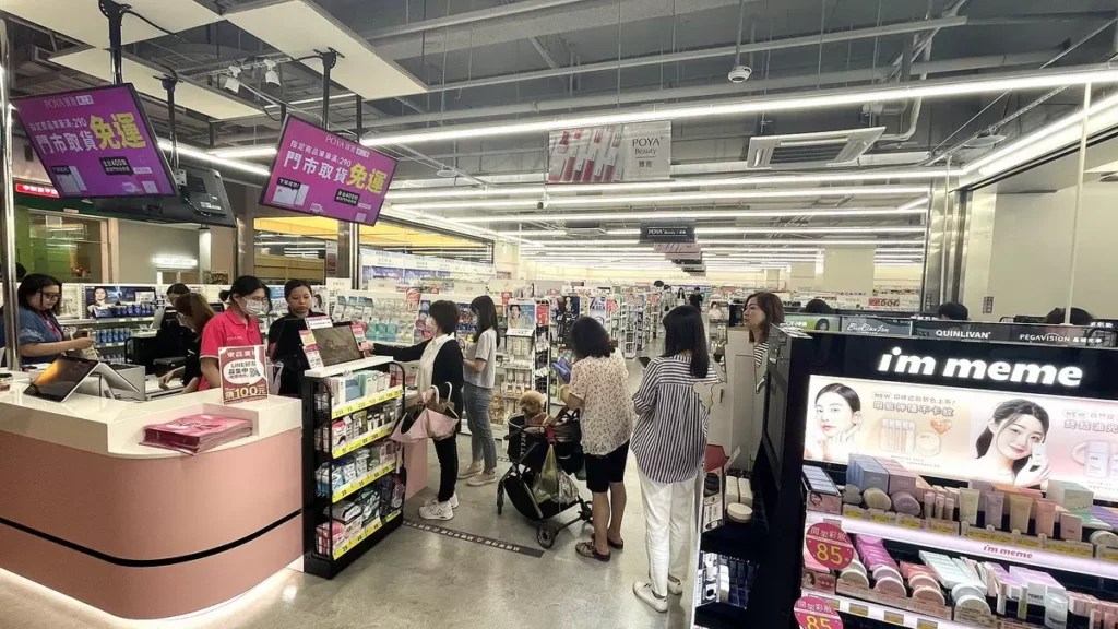 全新「寶雅中和景平店」是品牌推動門市升級新型態的重要據點之一,不只空間更明亮、動線更清楚,陳列商品的方式也更貼近消費者需求,6/12、13試營運就吸引許多女性消費者。