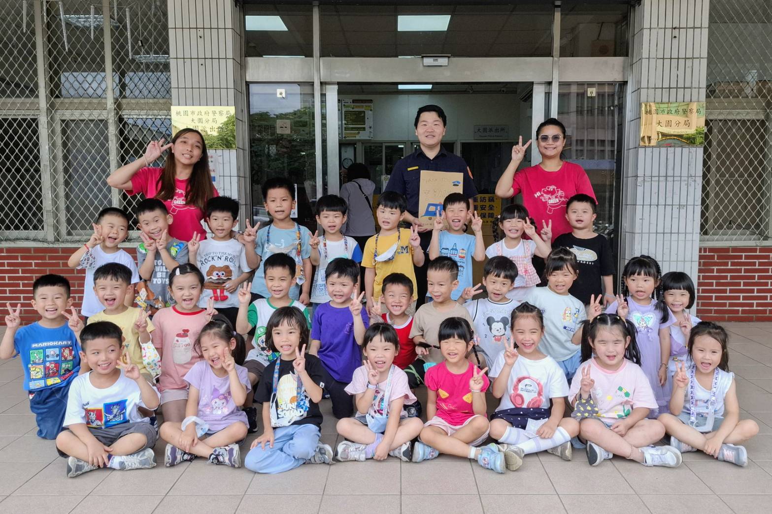 幼兒園學童前進大園分局 送上警察節祝福 357332 0