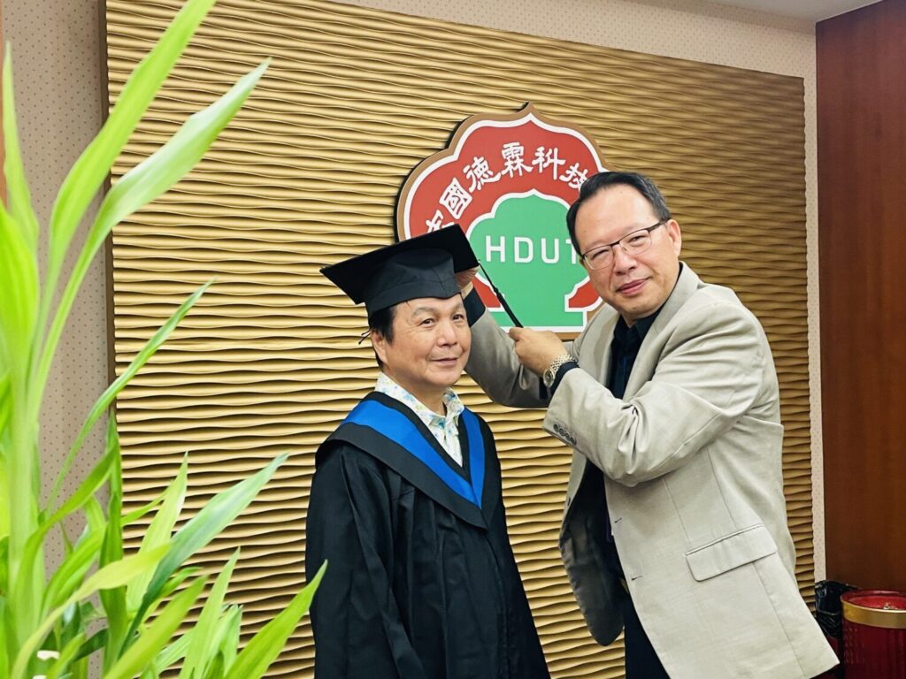 左起:宏國德霖科大畢業典禮上最高年齡畢業生鄭明煌及校長段葉芳。(圖/宏國德霖科大提供)