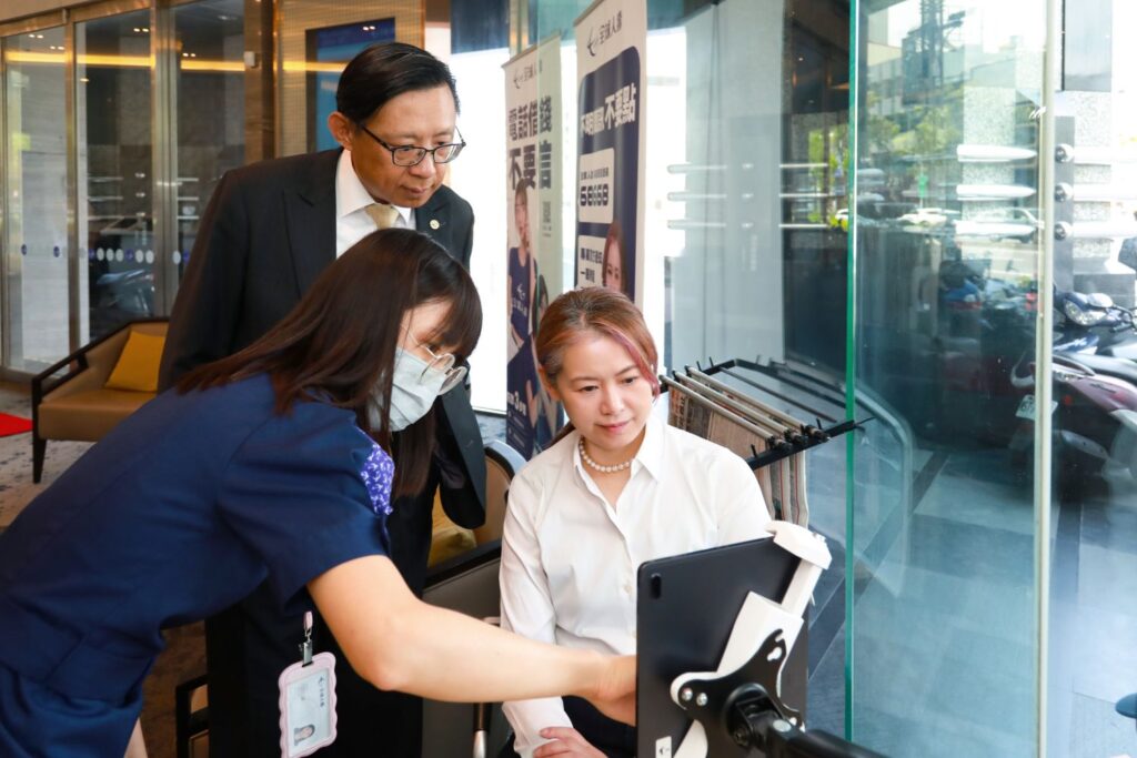 全球人壽高雄分公司同仁引領介紹友善服務設施,董事長林文惠實地體驗愛心服務鈴與多語支援等措施,展現對金融友善服務的高度重視。(圖/全球人壽提供)