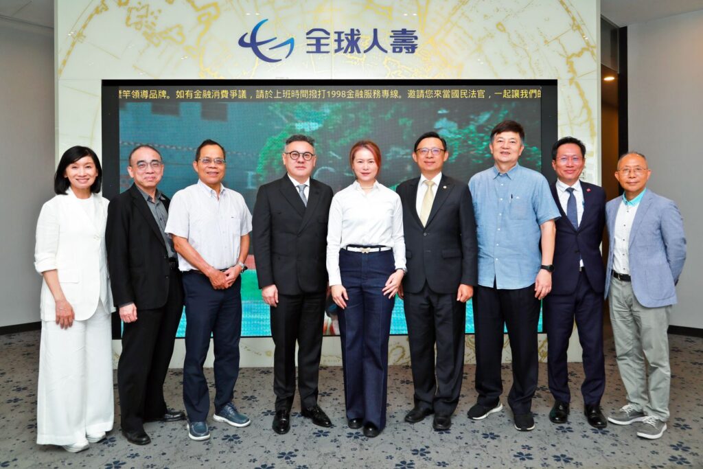 全球人壽林文惠董事長(中)、馬君碩總經理(右四)偕同董事會成員實地查訪高雄分公司友善服務設施。(圖/全球人壽提供)