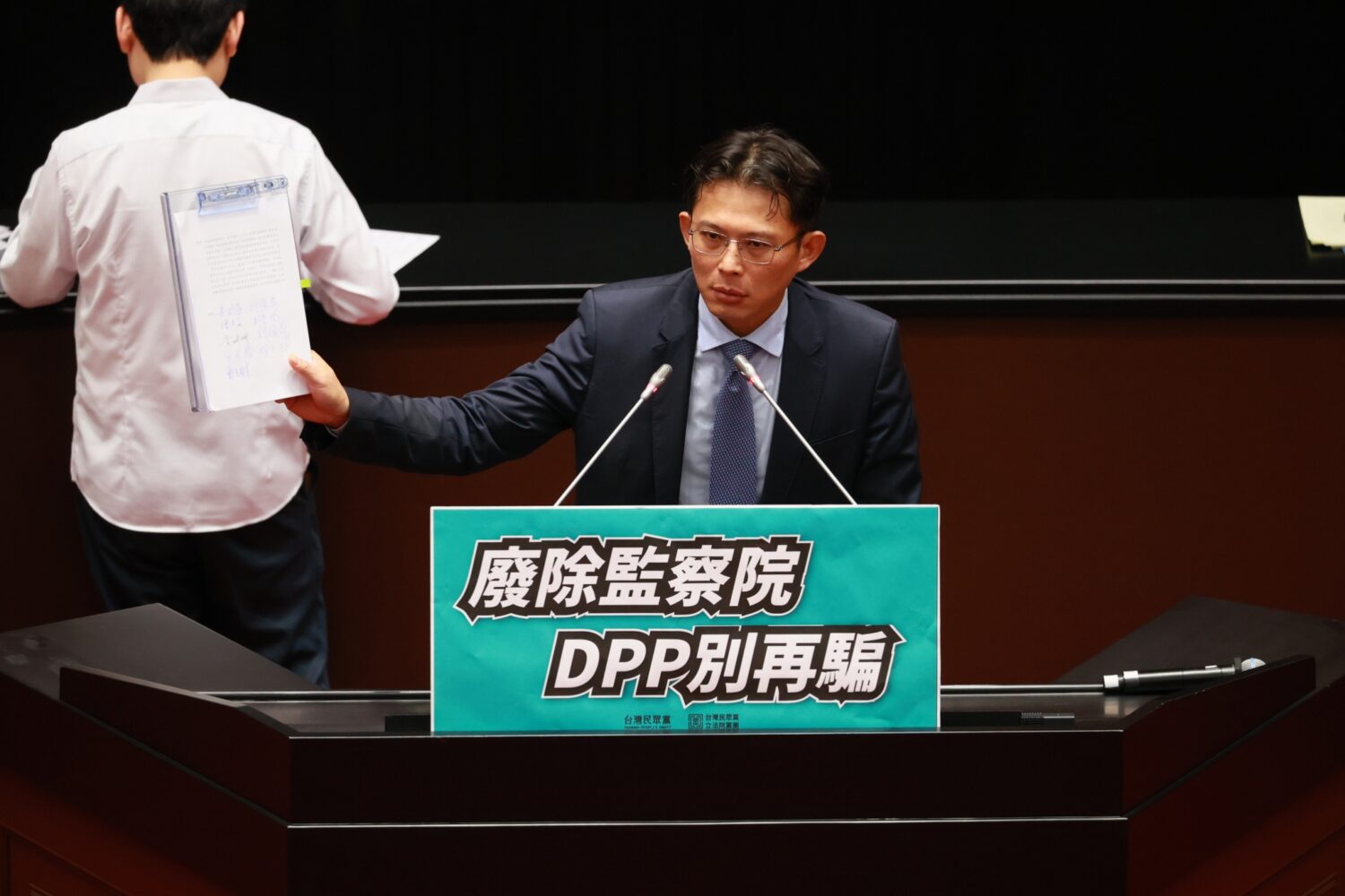 民眾黨立法院黨團總召黃國昌宣示正式向立法院提案,完成足夠人數的連署,啟動廢除監察院的憲政工程。(圖/民眾黨立法院黨團)