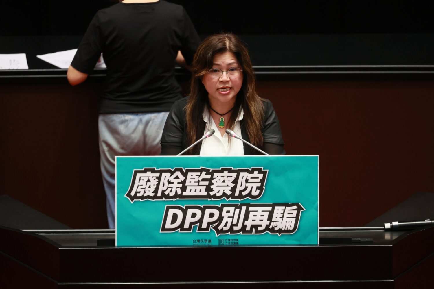 麥玉珍要求立法院盡快成立修憲委員會,並呼籲如果民進黨還想阻擋,人民將會永遠記得是誰讓貪污、浪費人民血汗錢的黑機關持續存在。(圖/民眾黨立法院黨團)