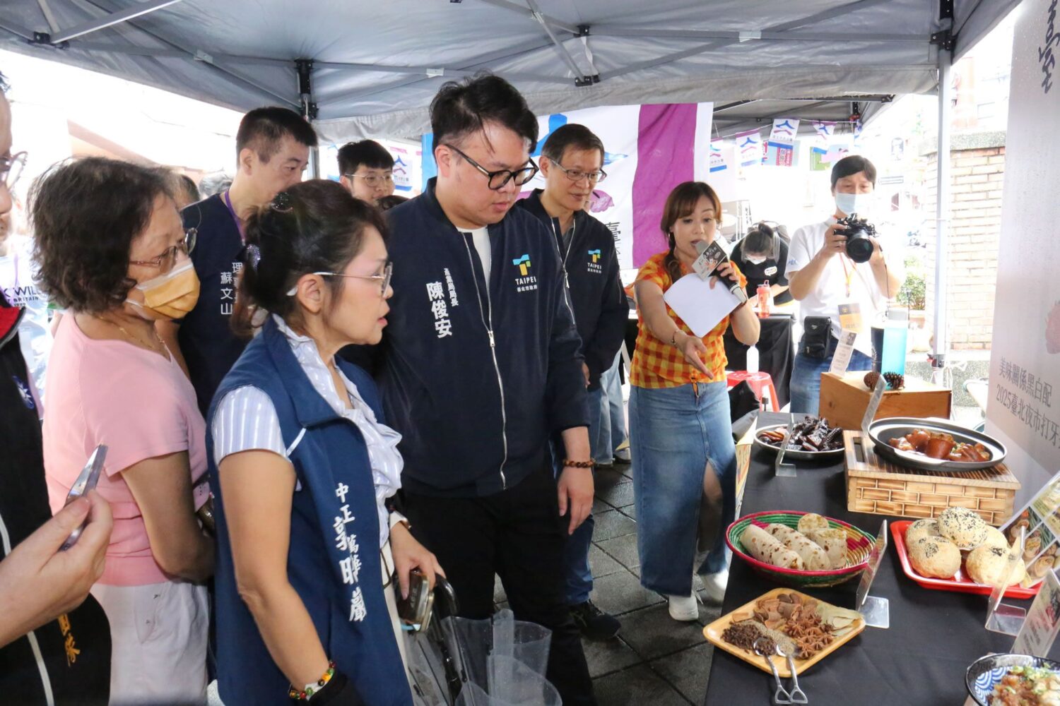 2025台北夜市打牙祭開幕現場展示各大夜市超夯美食。(圖/台北市市場處)