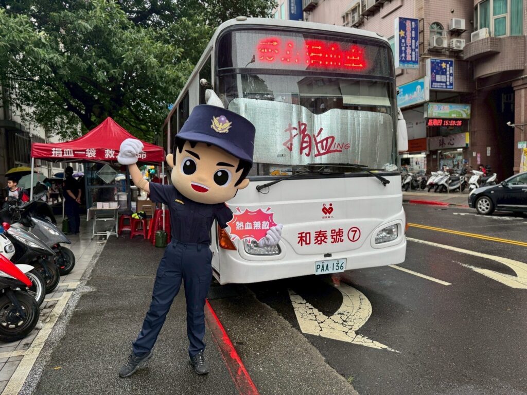 不畏酷暑與風雨 北投警挽起衣袖補滿血庫中 5 一 45