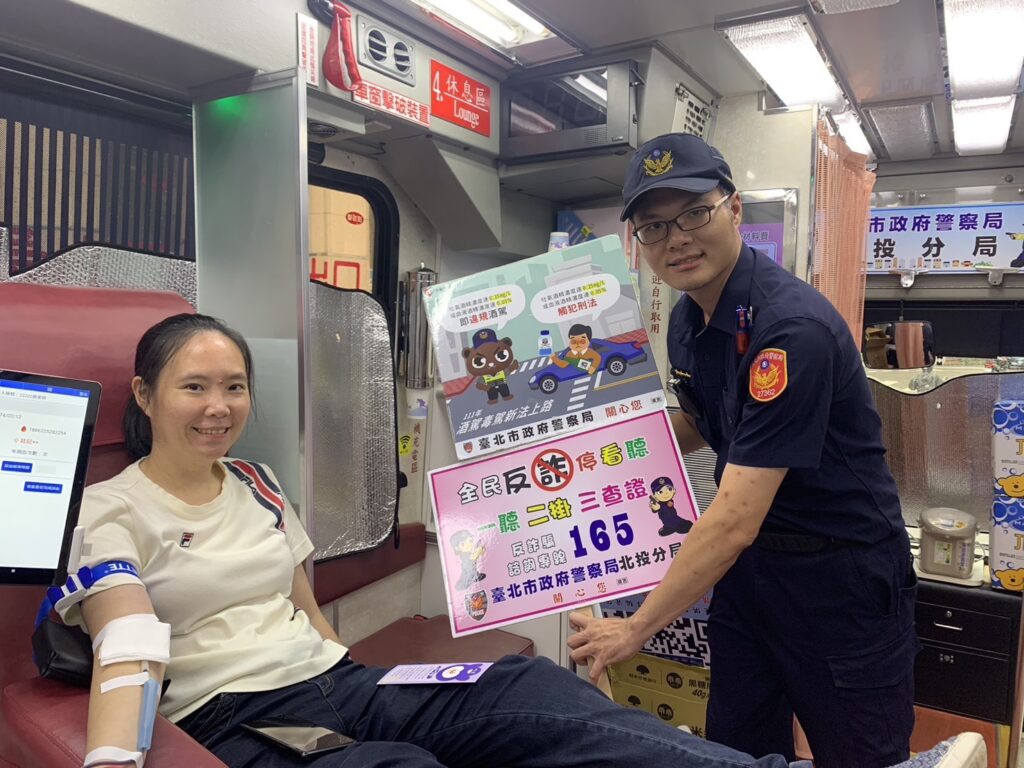 不畏酷暑與風雨 北投警挽起衣袖補滿血庫中 7 1749777066054