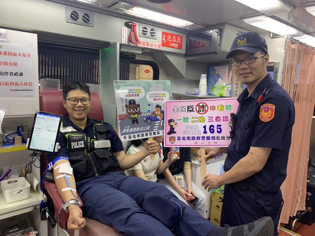 不畏酷暑與風雨 北投警挽起衣袖補滿血庫中 8 1749777066918
