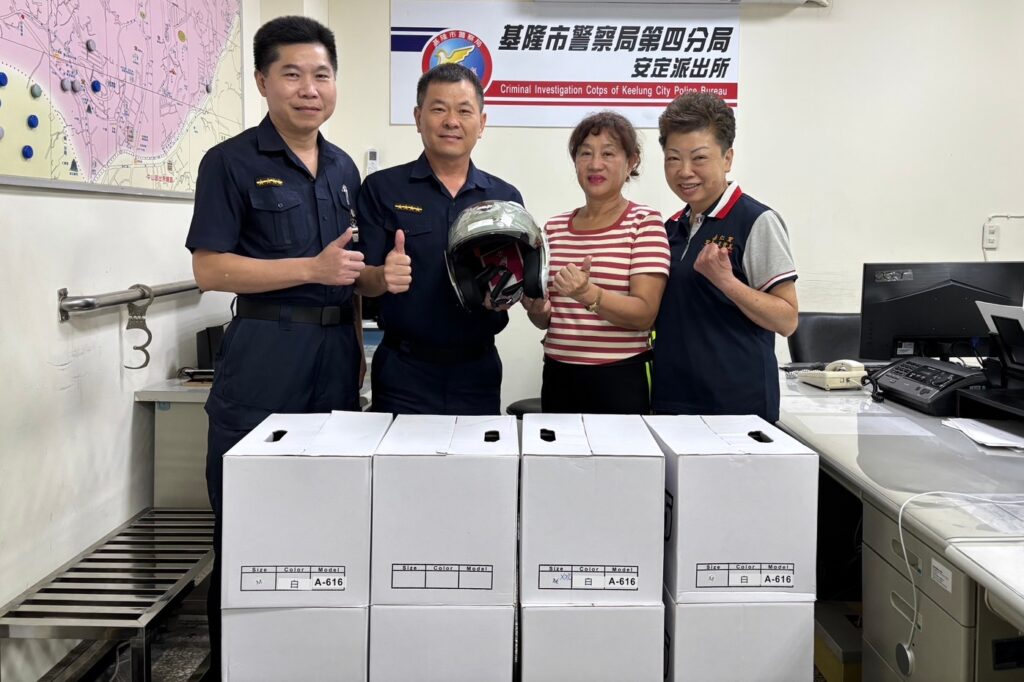 歡慶警察節 安定警友站贈安全帽慰警辛勞 3 MEITU 20250613 115041829