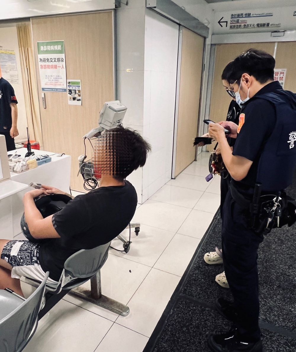 女子街口攔警求援 板警鳴笛護送患者3分鐘就醫 1 《圖說》板橋警開啟警示燈與警報器趕往醫院,僅3分鐘便將患者平安送達。〈板橋分局提供〉