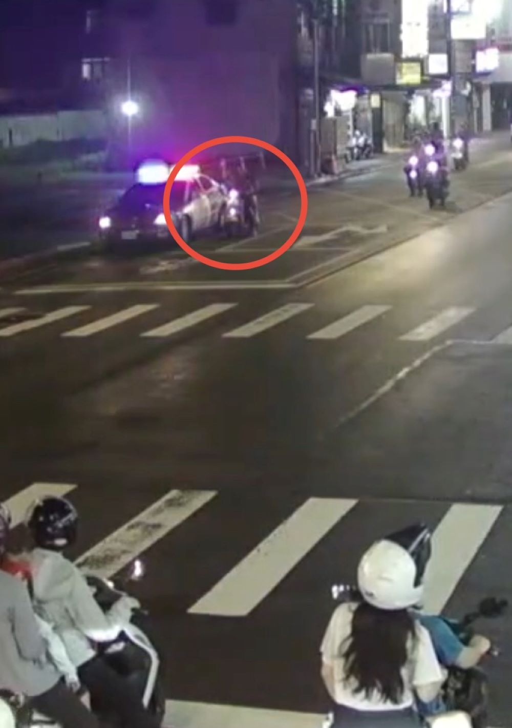 女子街口攔警求援 板警鳴笛護送患者3分鐘就醫 2 《圖說》女子騎乘機車在街口急切攔停員警求助。〈板橋分局提供〉