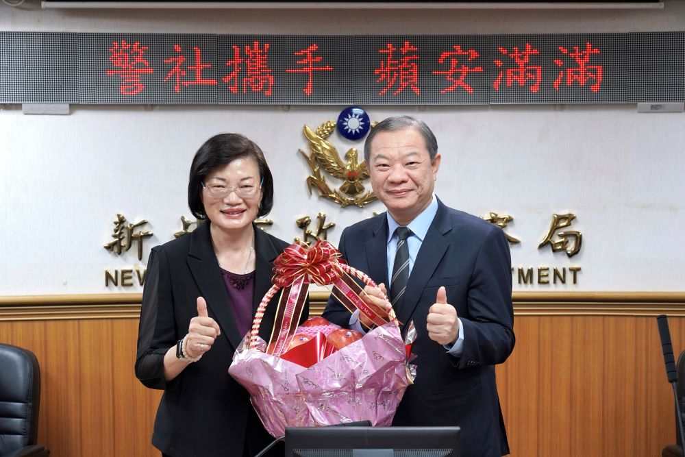 暖心迎警察節 新北社會局送蘋果表心意 1 《圖說》社會局長李美珍(左)代表致贈象徵「平安」的蘋果,由警察局長廖訓誠(右)代表收下。〈社會局提供〉