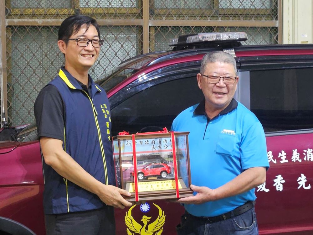 以父親之名捐贈消防勘查車 黃顯智延續大愛無聲善行 4 《圖說》新北消第一大隊長羅凱文頒感謝狀予黃顯智。〈曾煥嘉服務處提供〉