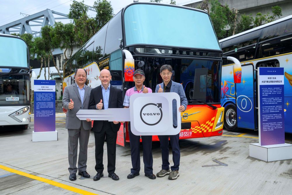 《圖說》台灣首部Volvo B13R 4X2巴士交車，太古商用汽車總監陳偉忠(左1) Volvo Buses亞太區副總裁Mats Nilsson (左2) 車主金翔亮通運有限公司暨台中直轄市遊覽公會理事長洪敏和(右2) ，大吉汽車企業股份有限公司總經理蔡昆憲(右1) 。〈主辦單位提供〉