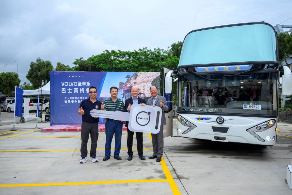 《圖說》台灣首部Volvo B13R 6x2巴士交車_車主張合明 (左1)一友企業股份有限公司董事長陳宏和(左2) Volvo Buses亞太區副總裁Mats Nilsson(右2)太古商用汽車總監陳偉忠(右1) 。〈主辦單位提供〉