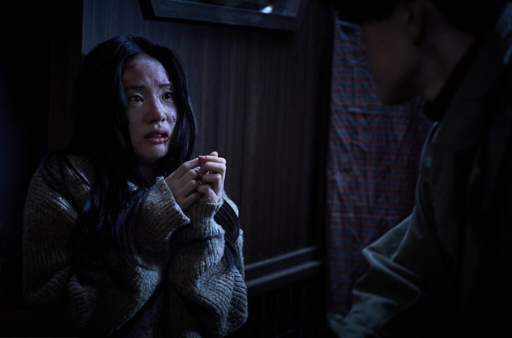 《聖母殺手》台灣獨家預告釋出 申始雅繼《魔女2》後化身女殺神 動作升級火力全開、爽度爆表 24 圖:申始雅在《聖母殺手》中飾演年輕時期的爪角,受金武烈帶領,開發殺手潛能(鴻聯國際提供)