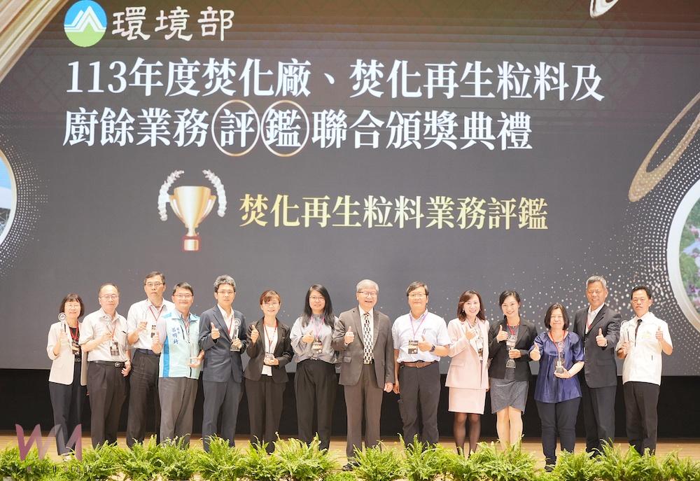 嘉義市展現廢棄物處理與資源循環的卓越成效,113年度再度榮獲環境部全國垃圾焚化廠及焚化再生粒料再利用管理評鑑雙項「優等獎」。環境保護局李佳禾局長11日代表嘉義市到環境部受獎。(圖/嘉義市政府提供)