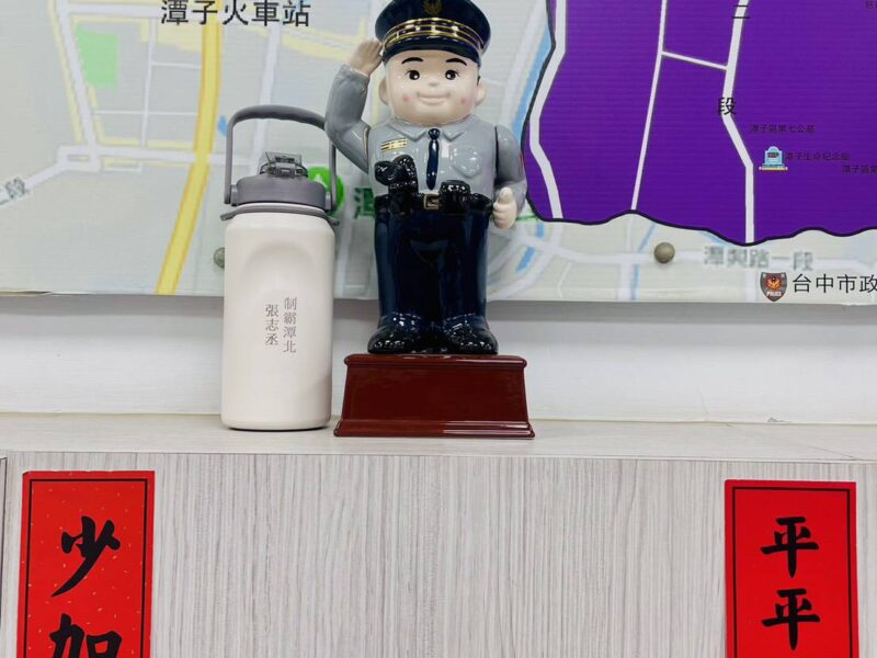 圖文：保溫杯平拍展示照＋刻字細節近拍。
